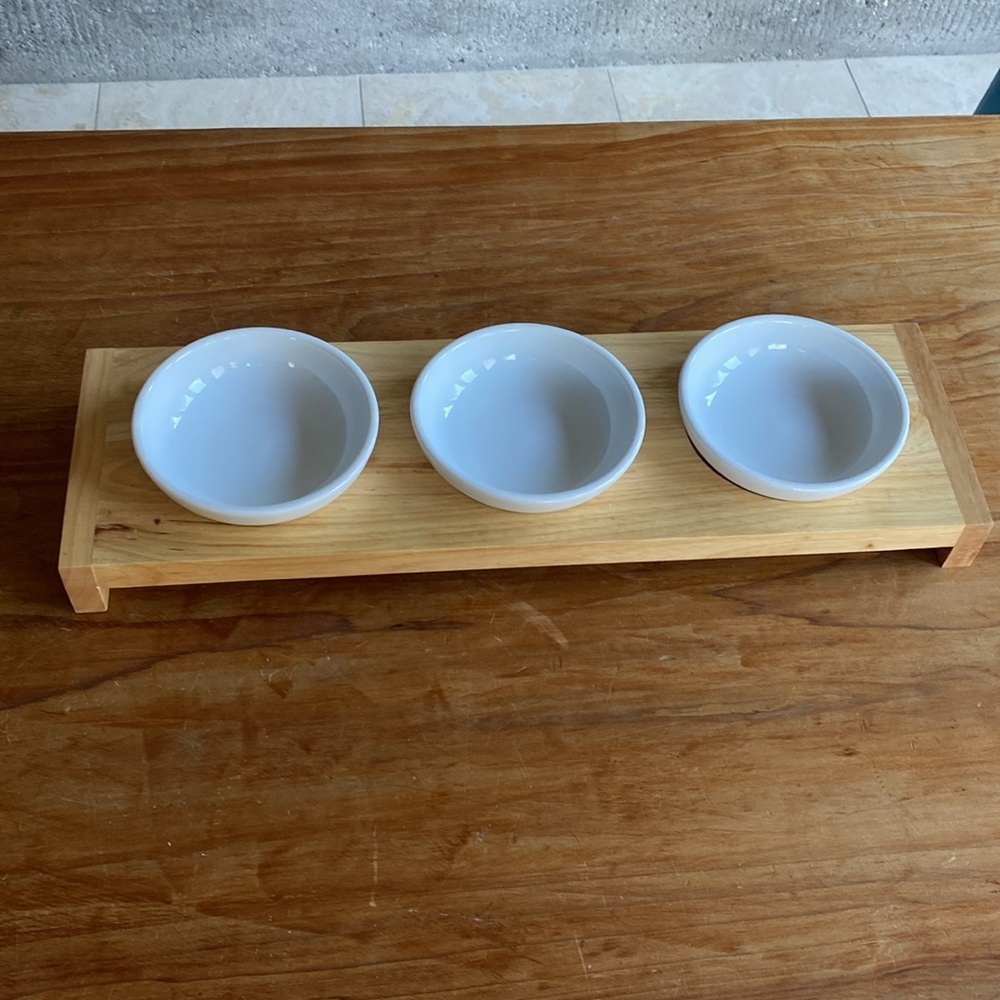 Serving dishes (3 round bowls on timber stand)